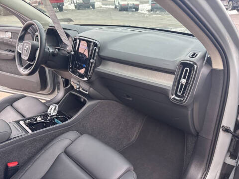 2025 Volvo XC40 B5 Plus Bright Theme