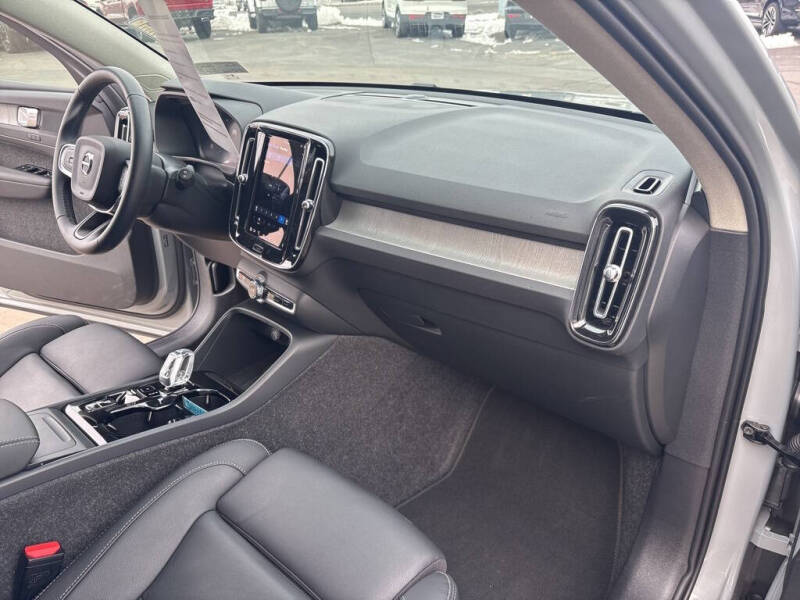 2025 Volvo XC40 B5 Plus Bright Theme