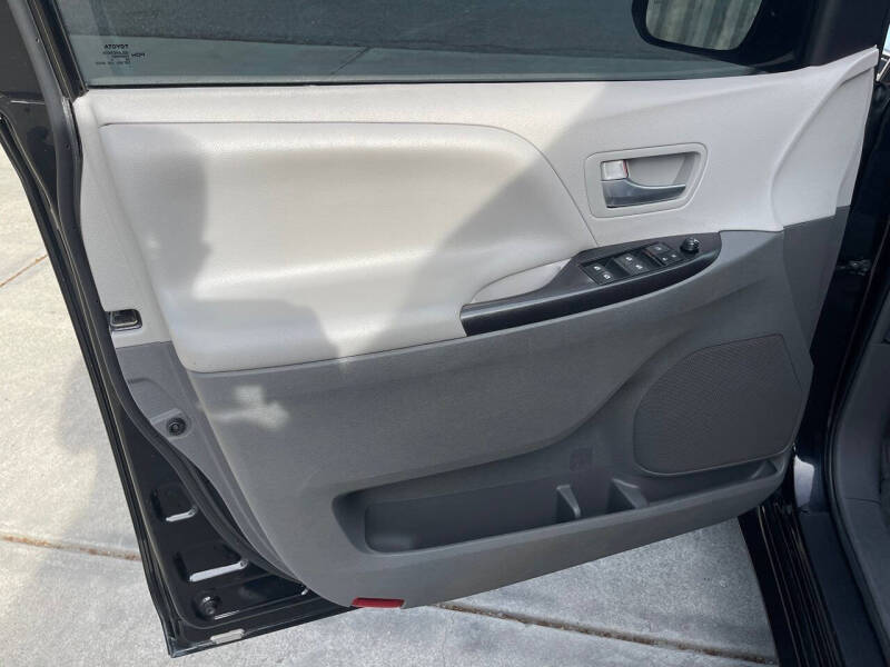 2016 Toyota Sienna LE 7-Passenger Auto Access Seat