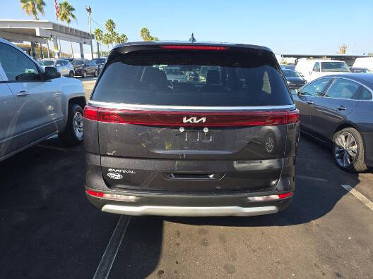 2024 Kia Carnival LX