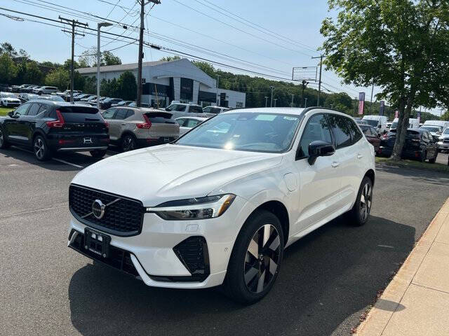 2025 Volvo XC60 T8 Plus Dark Theme