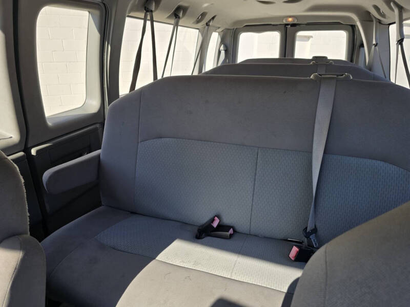 2013 Ford E-Series Econoline Wagon XLT photo 22