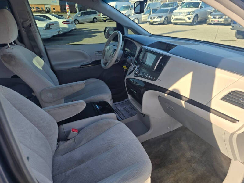 2014 Toyota Sienna LE 8-Passenger