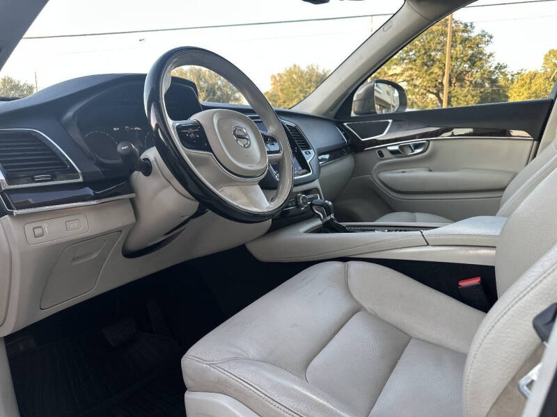 2017 Volvo XC90 T6 Momentum