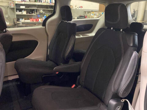 2023 Chrysler Voyager LX