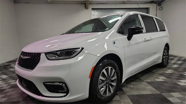 2024 Chrysler Pacifica Plug-In Hybrid Select