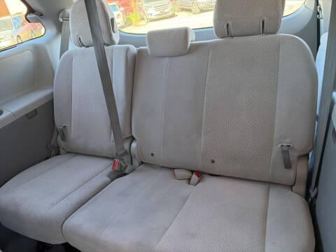 2014 Toyota Sienna LE 8-Passenger