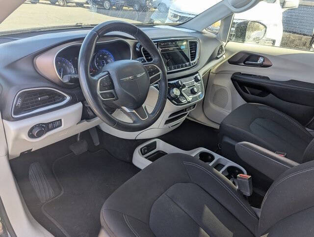 2022 Chrysler Voyager LX