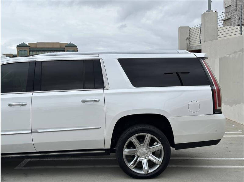 2017 Cadillac Escalade ESV Premium Luxury photo 11