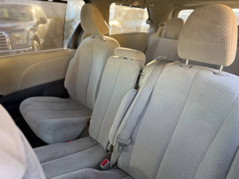 2011 Toyota Sienna LE 7-Passenger Auto Access Seat