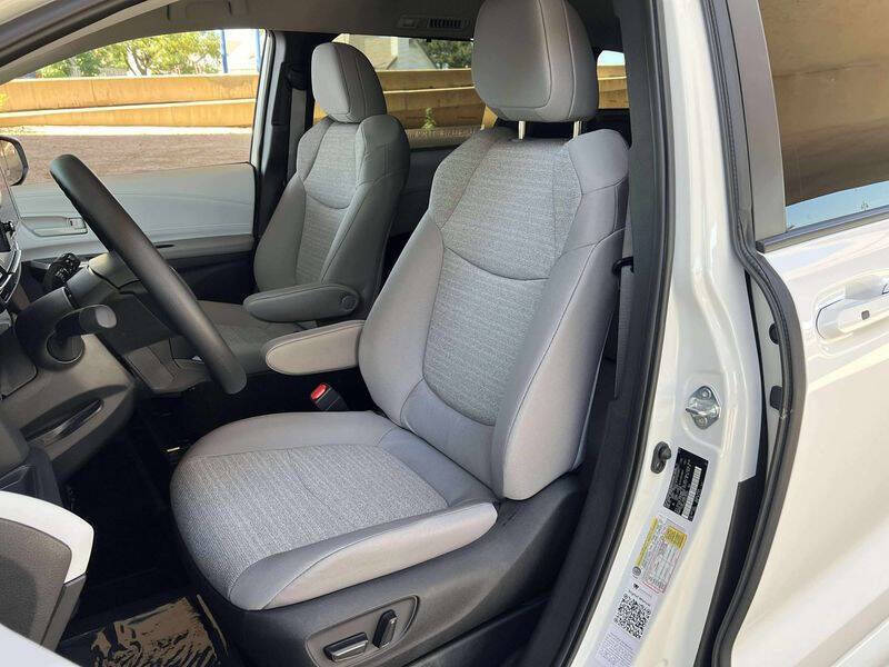 2025 Toyota Sienna LE 8-Passenger