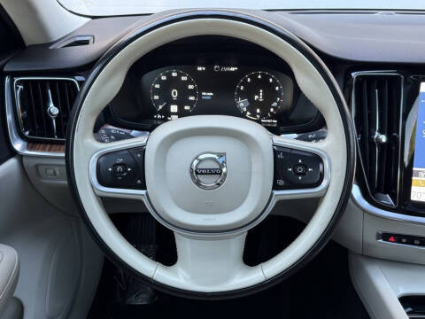 2022 Volvo S60 B5 Momentum