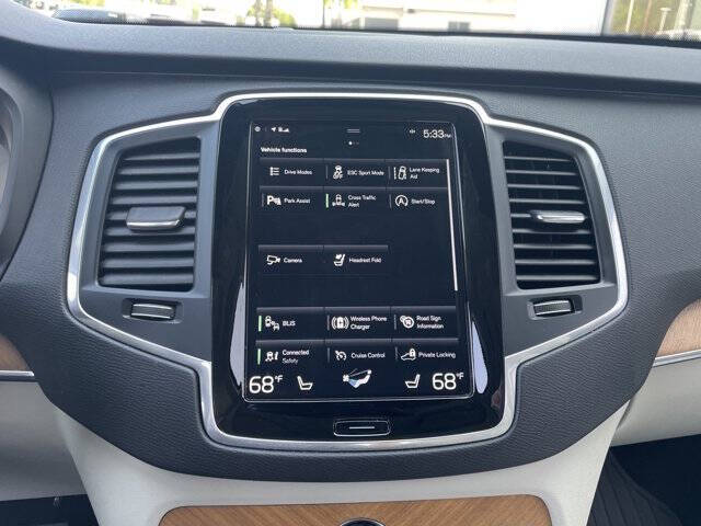 2022 Volvo XC90 T6 Momentum 6-Passenger