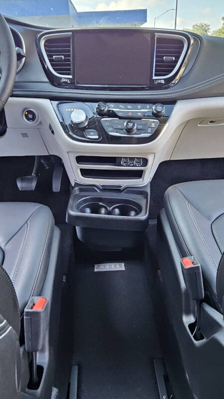 2024 Chrysler Pacifica Touring L