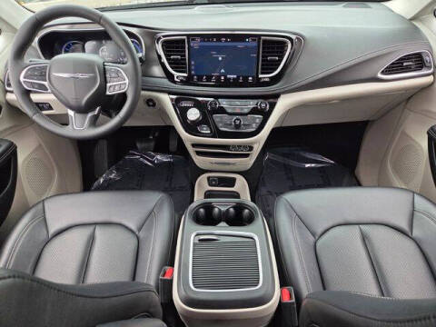 2024 Chrysler Pacifica Plug-In Hybrid Select