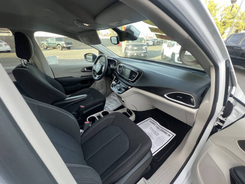 2023 Chrysler Voyager LX