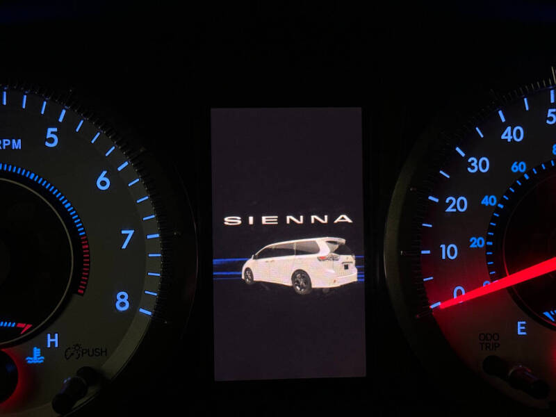 2018 Toyota Sienna SE Premium 8-Passenger