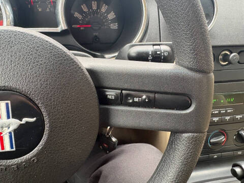 2005 Ford Mustang V6 Deluxe