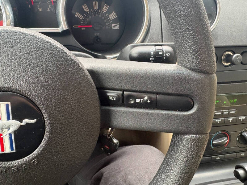 2005 Ford Mustang V6 Deluxe