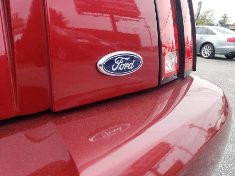 2004 Ford Mustang Deluxe