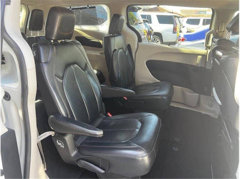 2017 Chrysler Pacifica Touring-L Plus