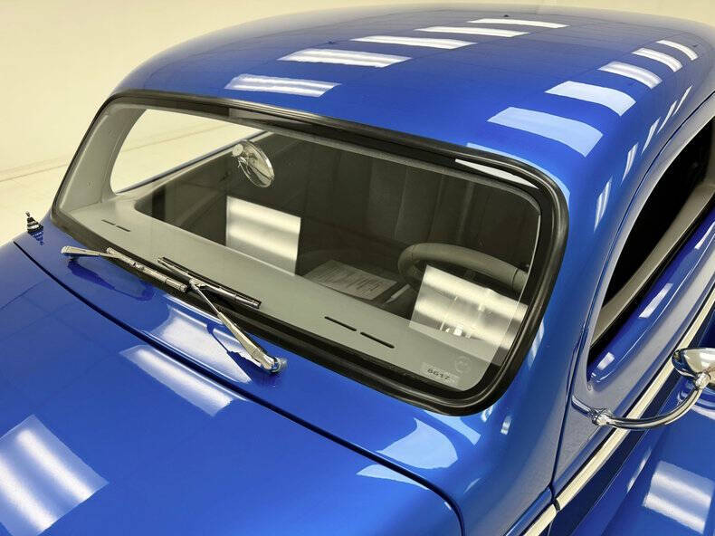 1937 Ford Deluxe