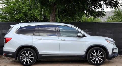 2020 Honda Pilot Touring w/Rear Captain's Chairs