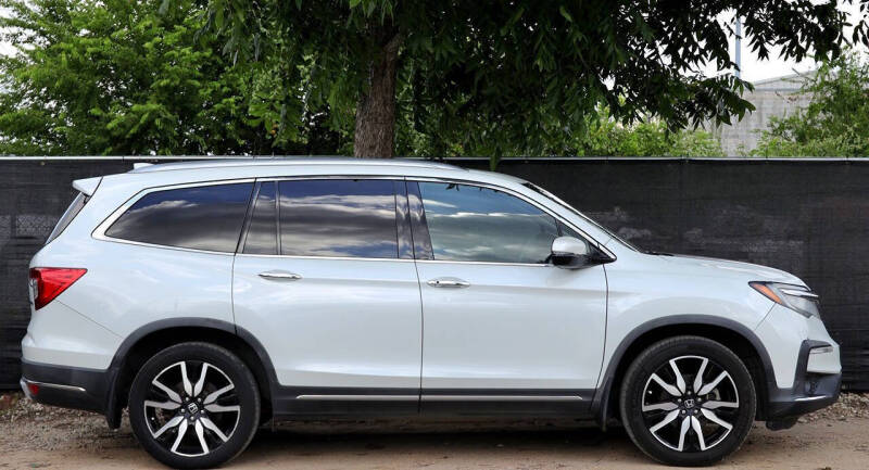 2020 Honda Pilot Touring w/Rear Captain's Chairs
