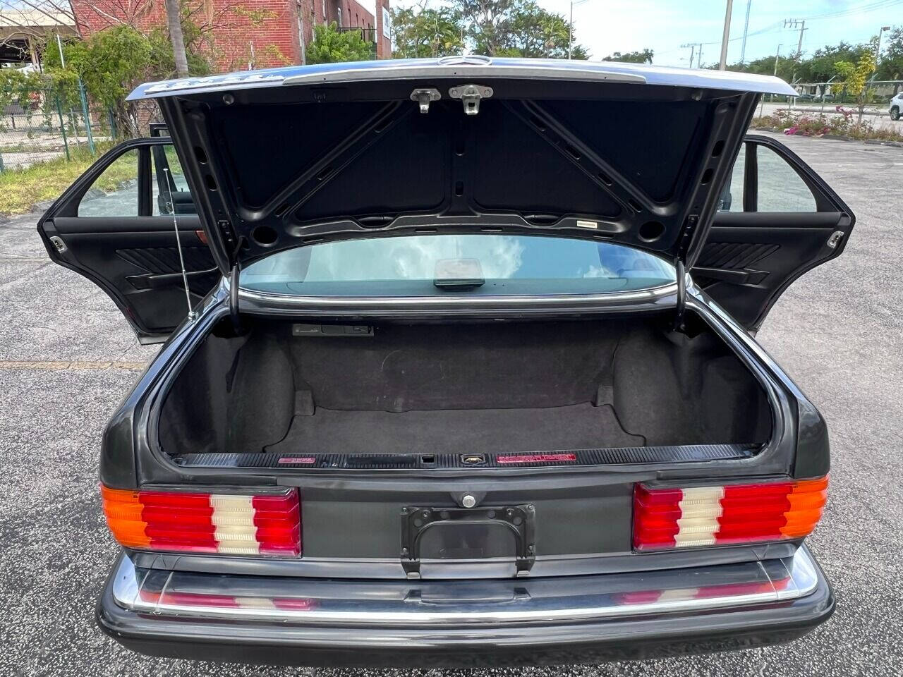 1991 Mercedes-Benz 560-Class  - $11,900