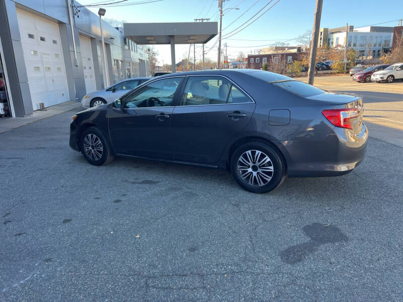 2014 Toyota Camry LE photo 16