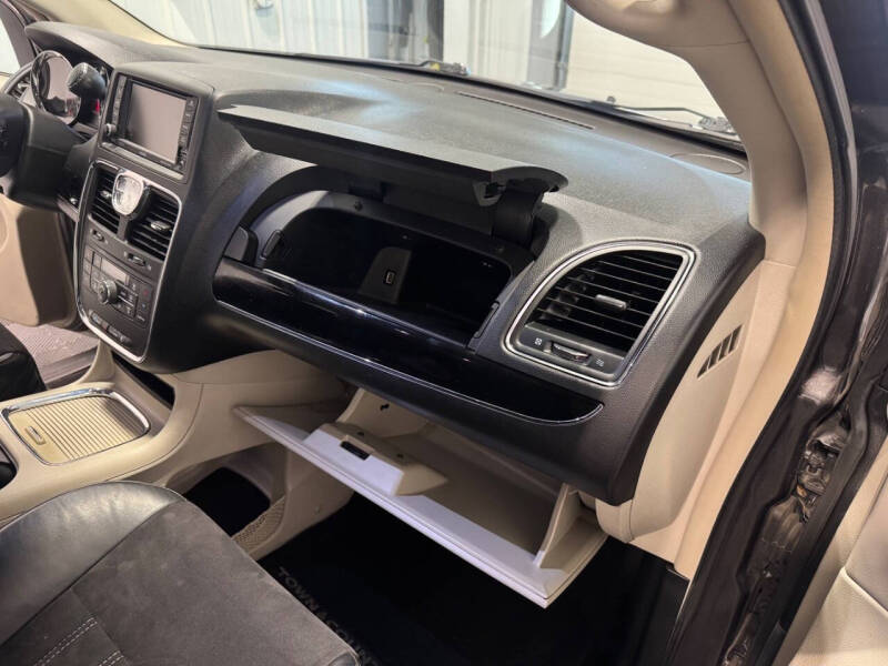 2016 Chrysler Town and Country Limited