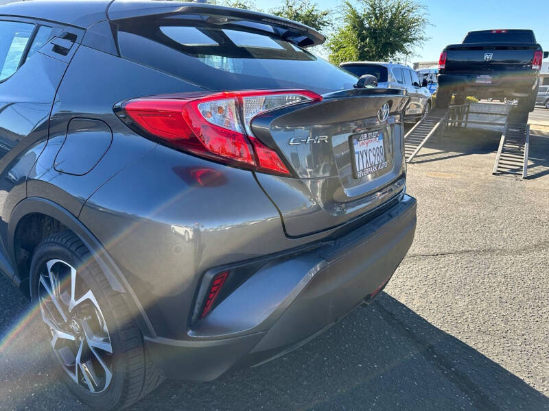 2018 Toyota C-HR XLE Premium photo 9