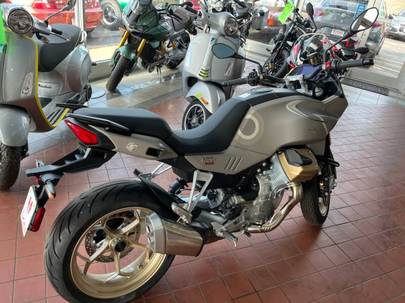 2024 Moto Guzzi V100 Mandello