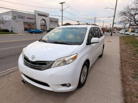 2013 Toyota Sienna XLE 8-Passenger