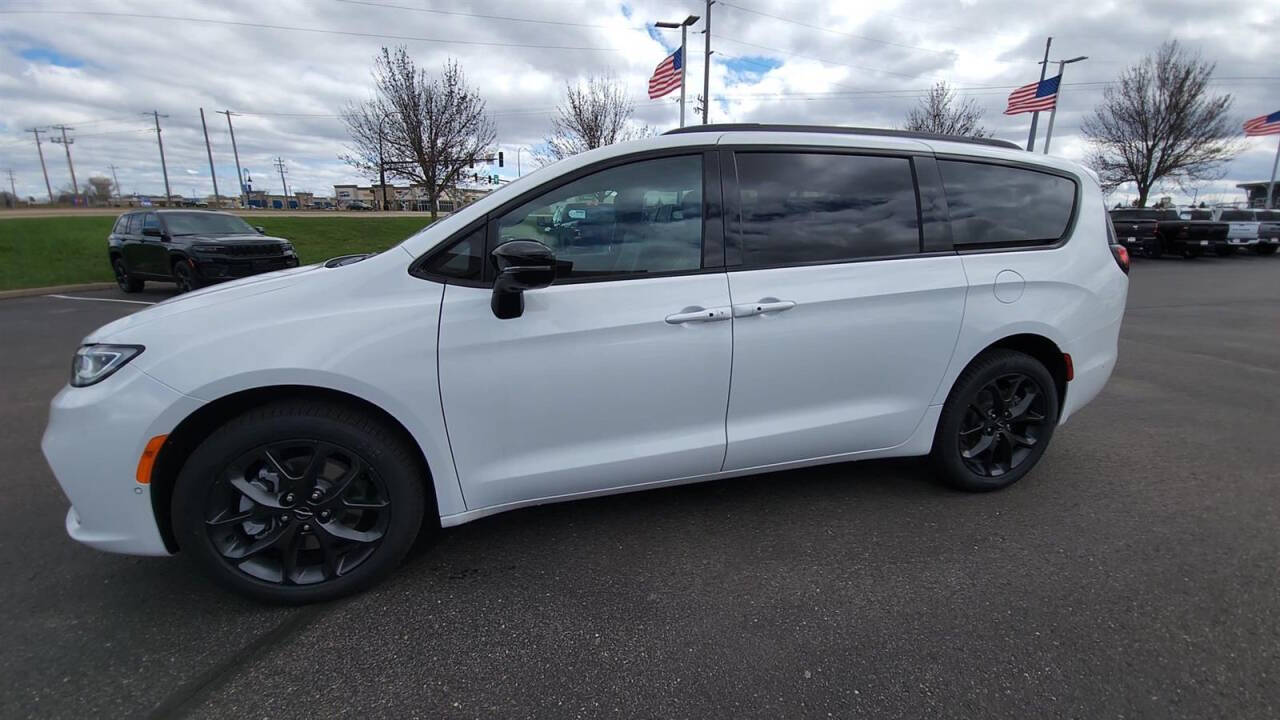 2024 Chrysler Pacifica for sale at Victoria Auto Sales in Victoria, MN