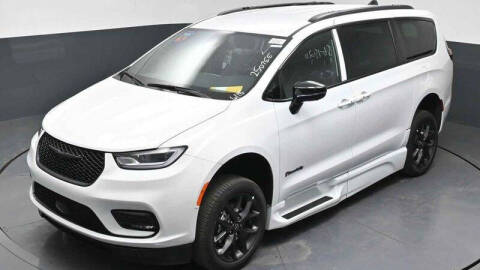 2026 Chrysler Pacifica Select