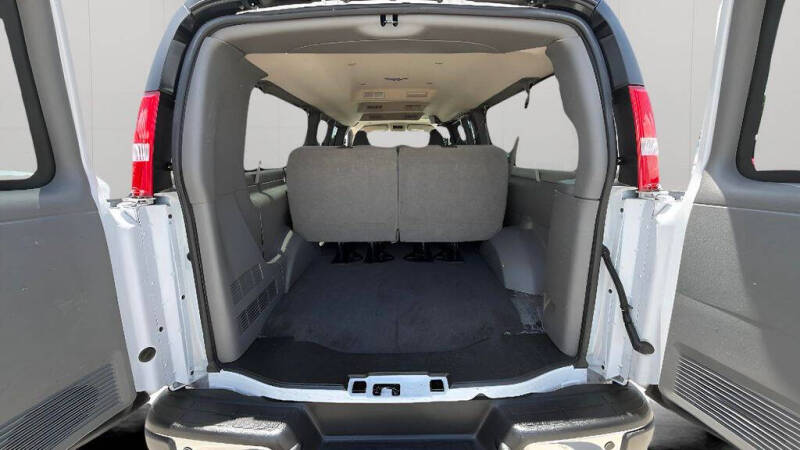 2025 Chevrolet Express LT 3500