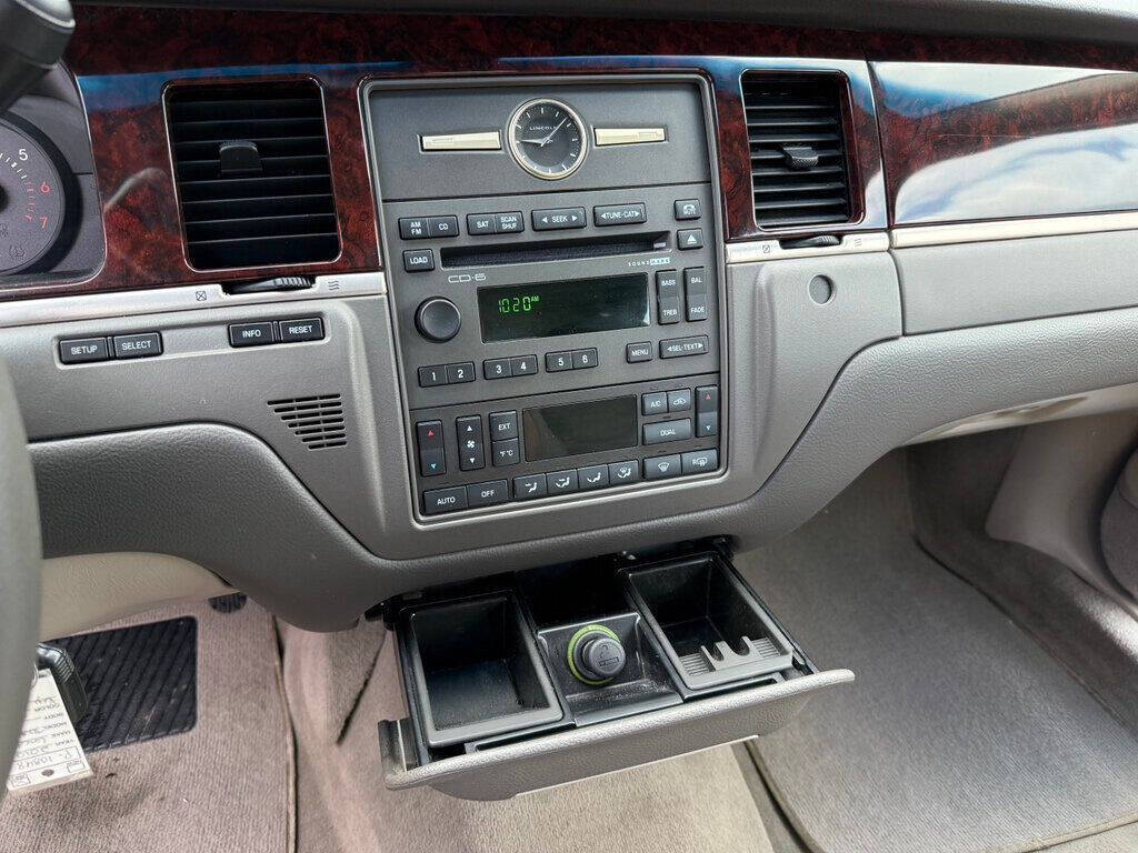 2010 Lincoln Town Car 27
