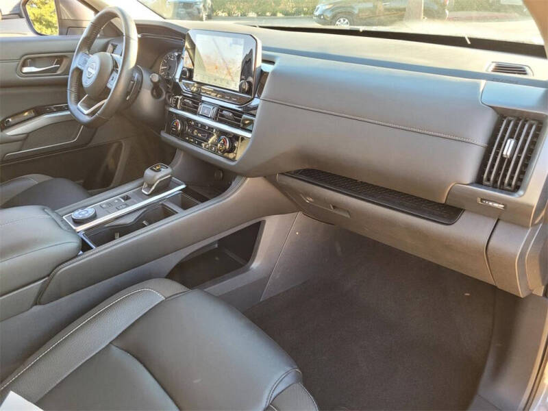 2024 Nissan Pathfinder SL