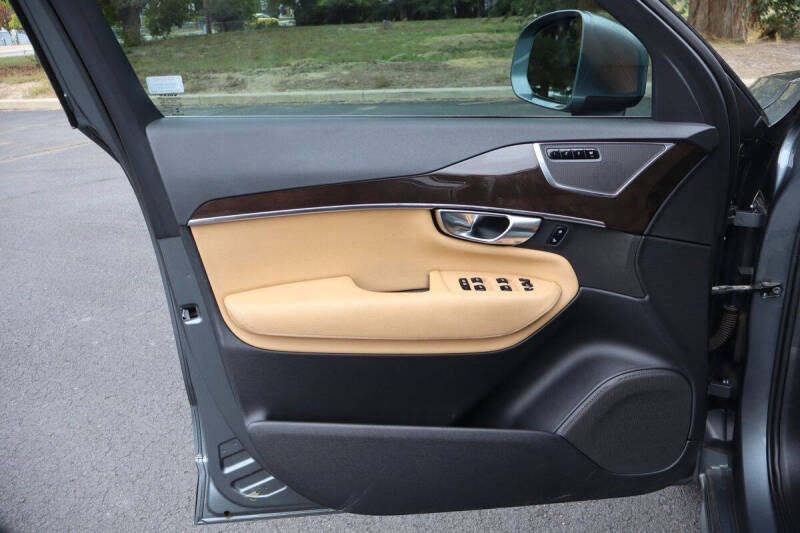 2018 Volvo XC90 T6 Momentum