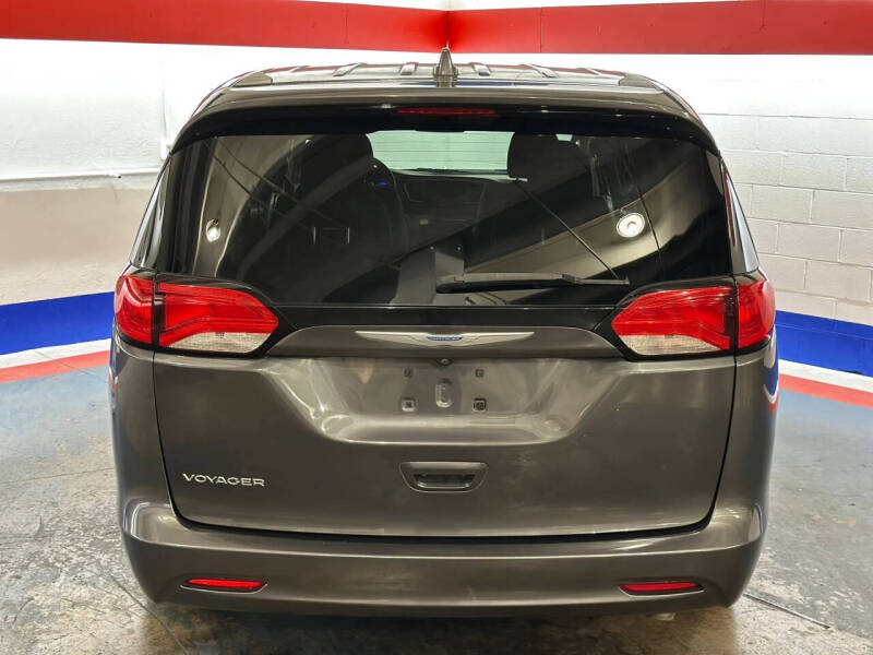2020 Chrysler Voyager LX