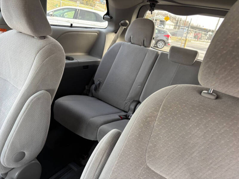 Image 9 of 2015 Toyota Sienna LE 7-Passenger