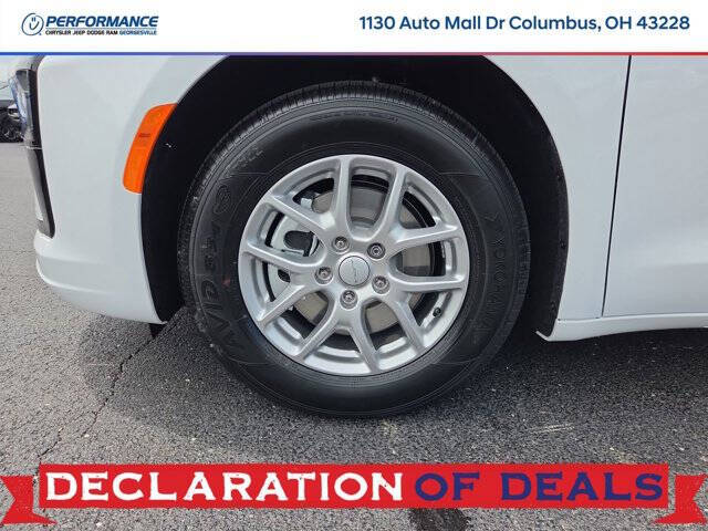 2027 Chrysler Pacifica Select