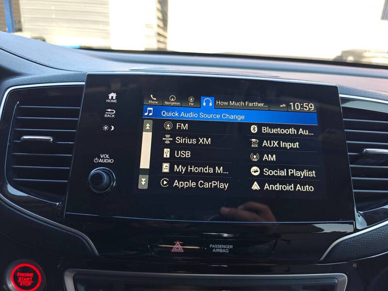 2020 Honda Pilot Touring w/Rear Captain's Chairs