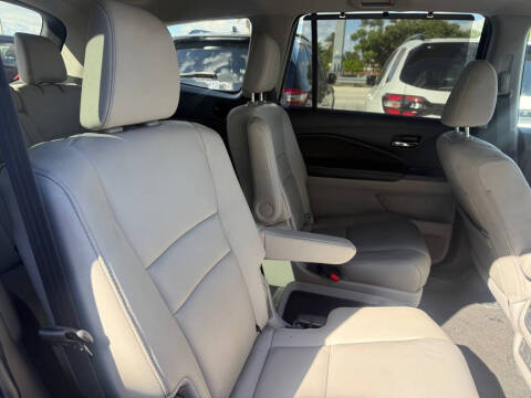 2021 Honda Pilot Touring w/Rear Captain's Chairs