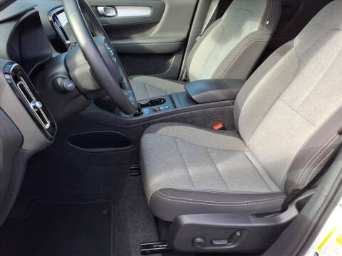 2025 Volvo XC40 B5 Core Bright Theme