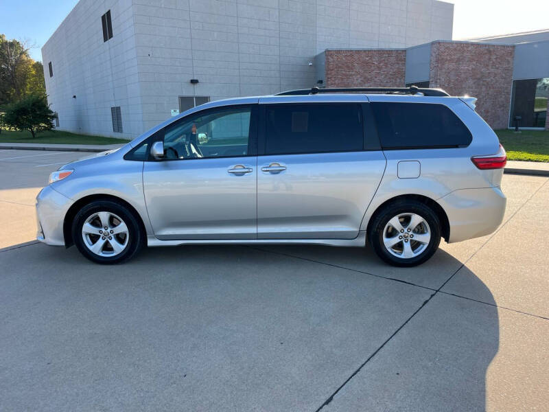 2020 Toyota Sienna LE photo 3