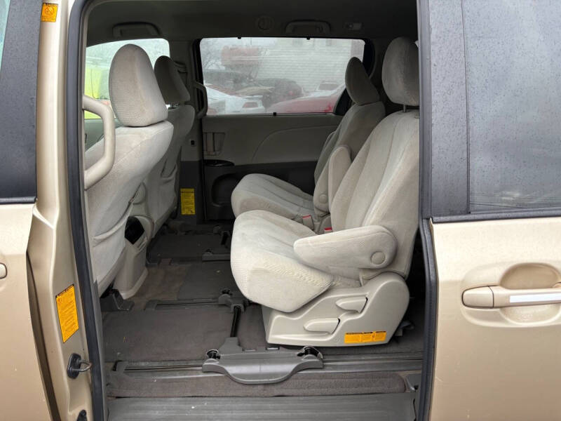 2011 Toyota Sienna LE 7-Passenger