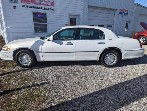 2001 Lincoln Town Car for sale at AUTO PROS SALES AND SERVICE in Belleville IL