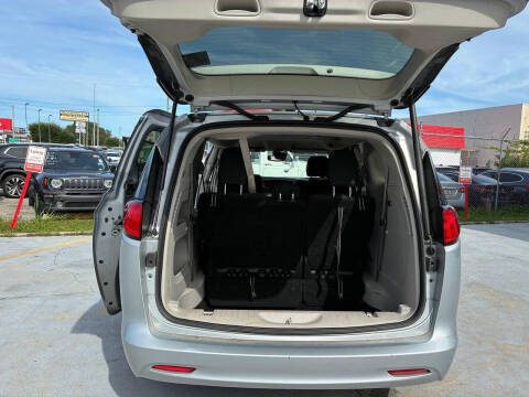 2023 Chrysler Voyager LX